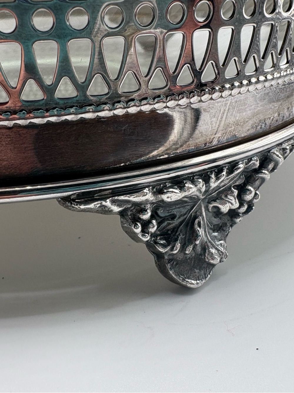 Vtg Pyrex 023 1 1/2 Qt Casserole Dish with Sheffield Silver Co Stand And Lid - Picture 4 of 16
